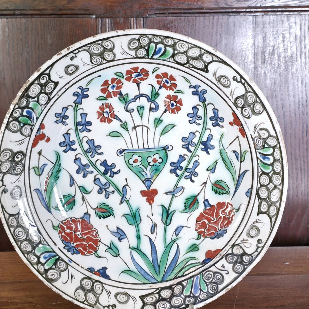 AA45 AN IZNIK POTTERY DISH OTTOMAN TURKEY, CIRCA 1600