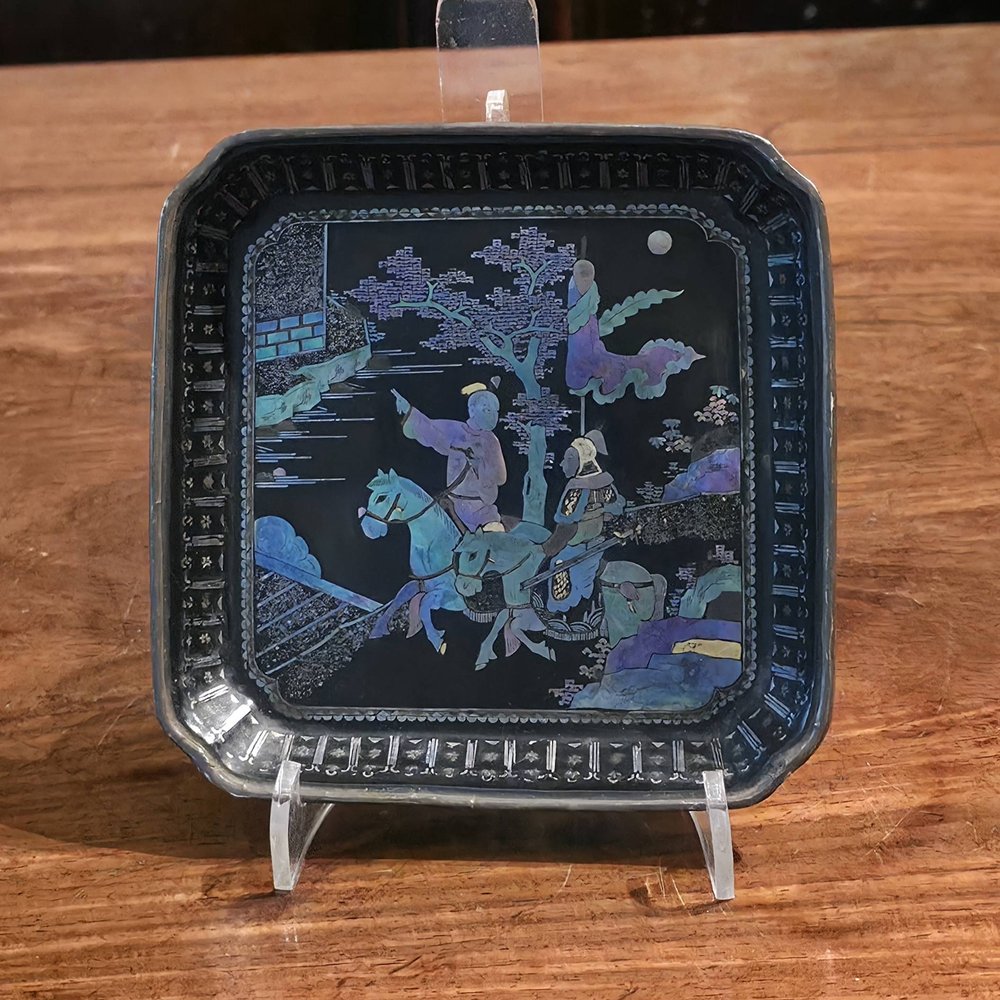 AA65 AA65 Chinese lac burgaute quare dish with canted corners Kangxi(1662-1722)
