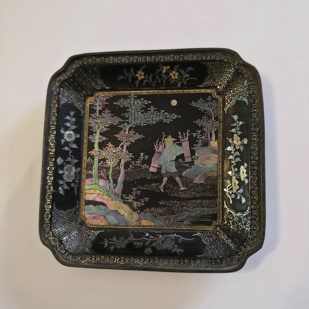 AA66 Chinese lac burgaute square dish with canted corners Kangxi(1662-1722) finely inlaid with gold foil and irridescent abalone shells