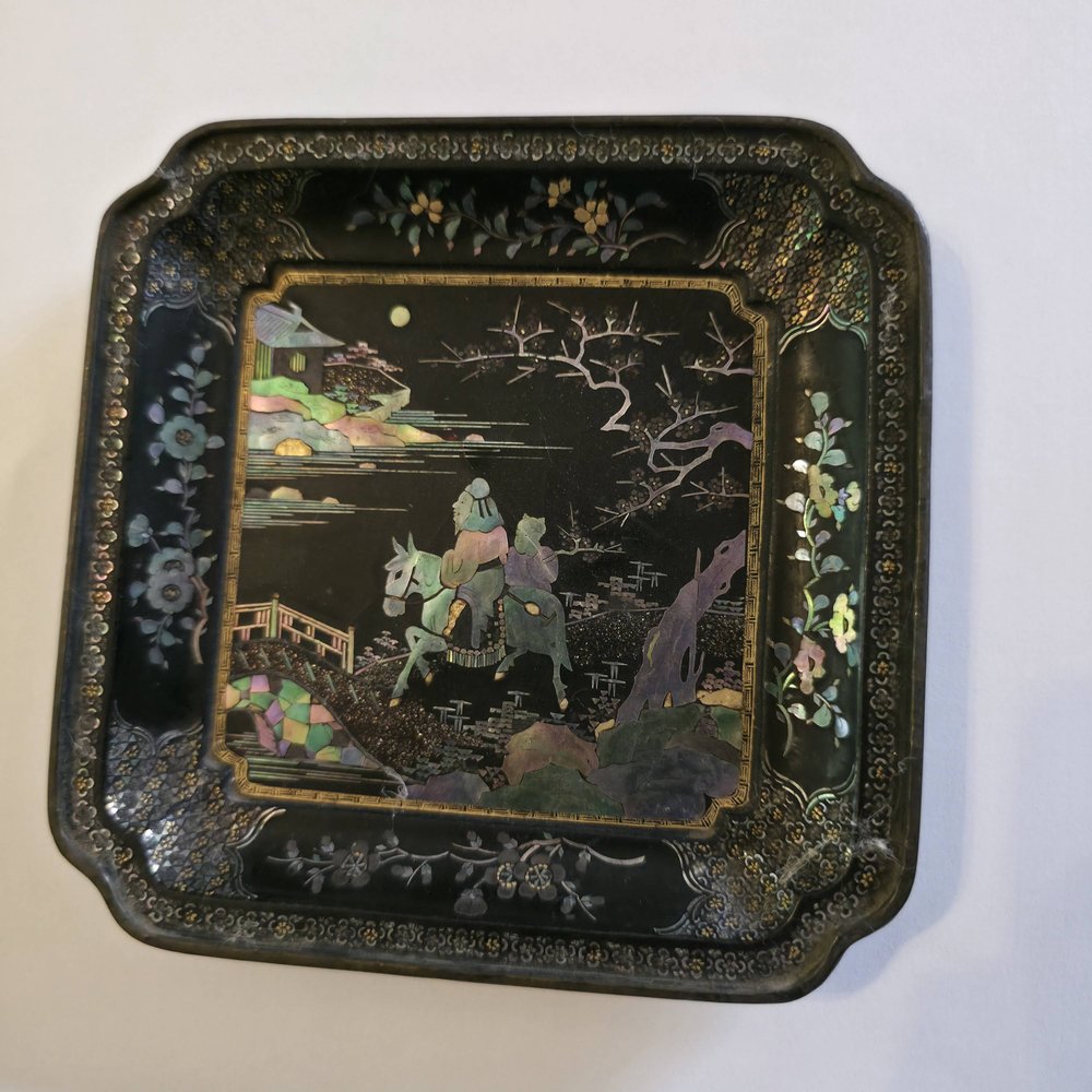 AA67 Chinese lac burgaute square dish with canted corners Kangxi(1662-1722) finely inlaid with gold foil and irridescent abalone shells