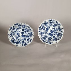 Pair of Chinese blue and white lobed small dishes Kangxi(1662-1722) , painted in the centre with a 'long Eliza'