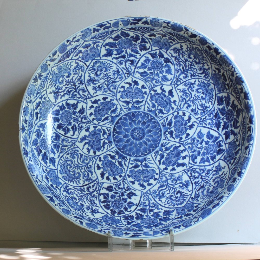 AA7 Rare massive Chinese blue and white charger, early Kangxi (1662-1722),