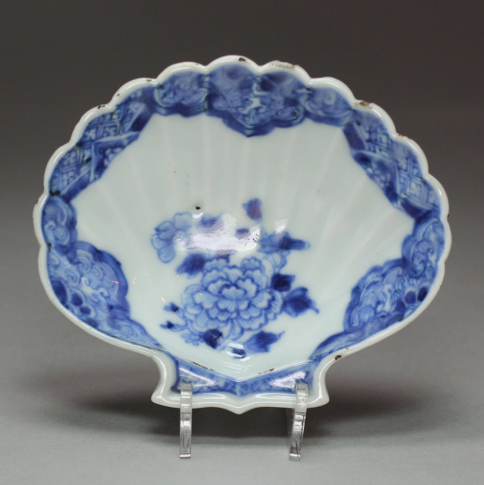 D823A Blue and white scalloped-shaped sweet-meat dish