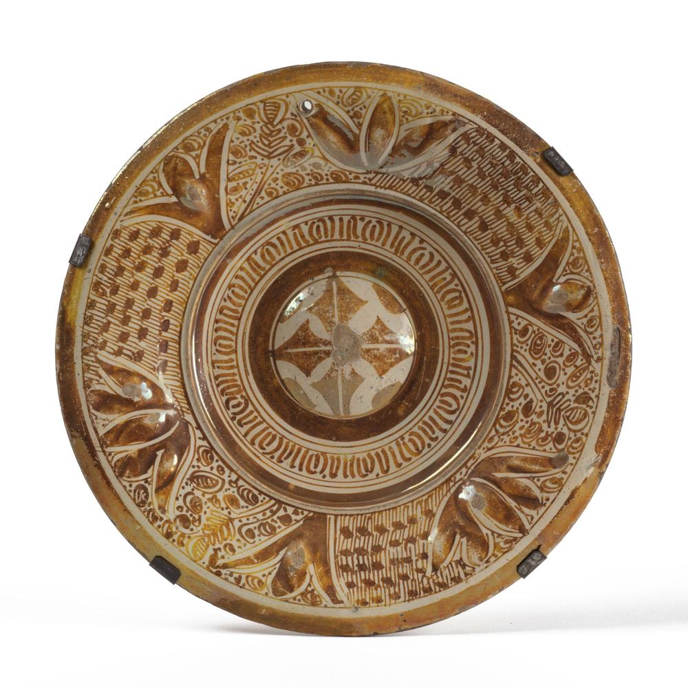 AA81 A Hispano-Moresque lustre pottery dish Spain, 16th Century