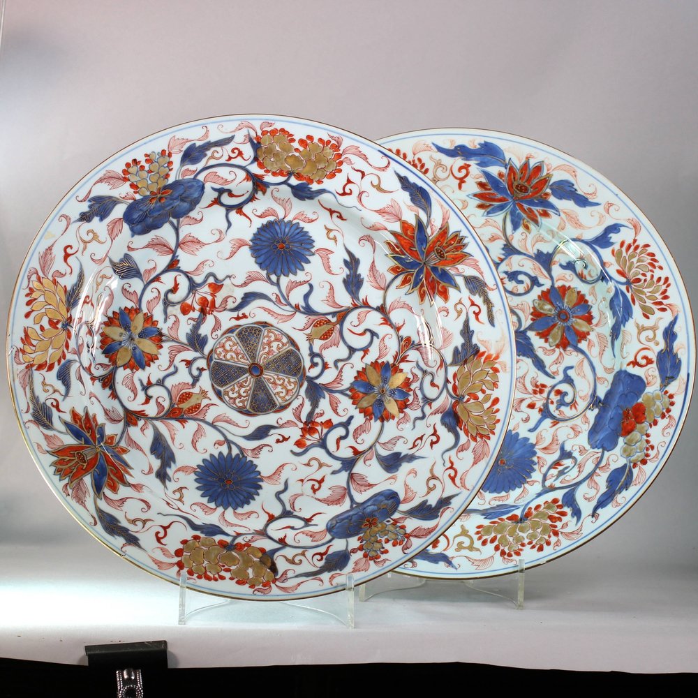 JB70 Pair of Chinese Imari chargers, Kangxi (1662-1722),
