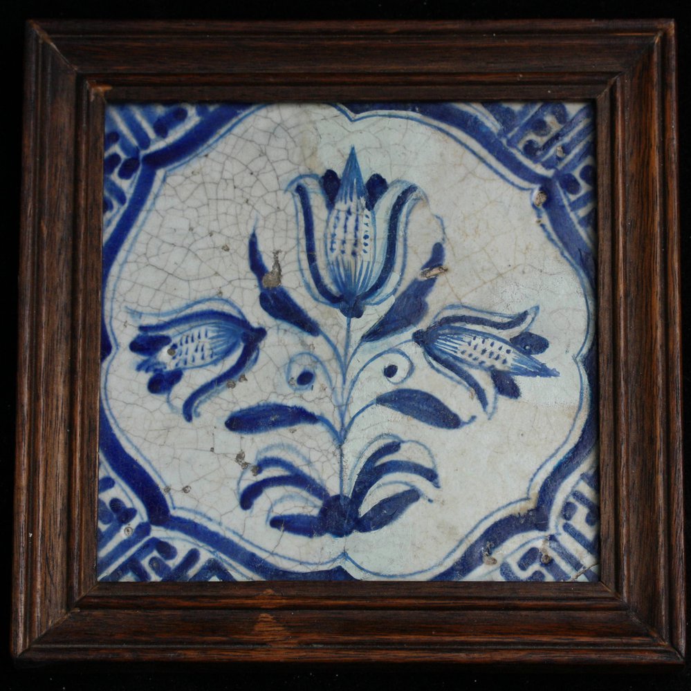 K856 Dutch Delft  blue and white 'drie tulip' tile, circa 1640