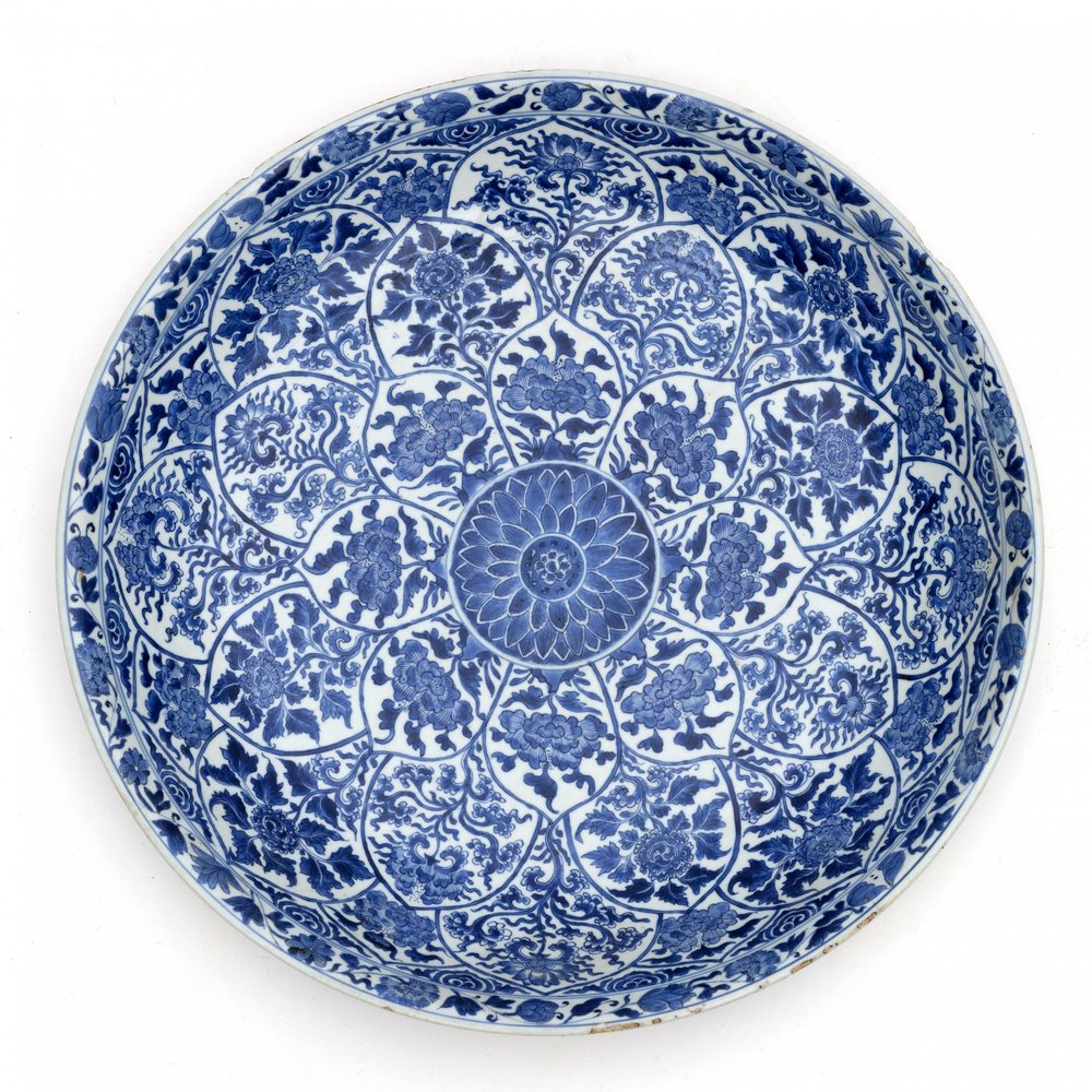 AA7 Rare massive Chinese blue and white charger, early Kangxi (1662-1722),