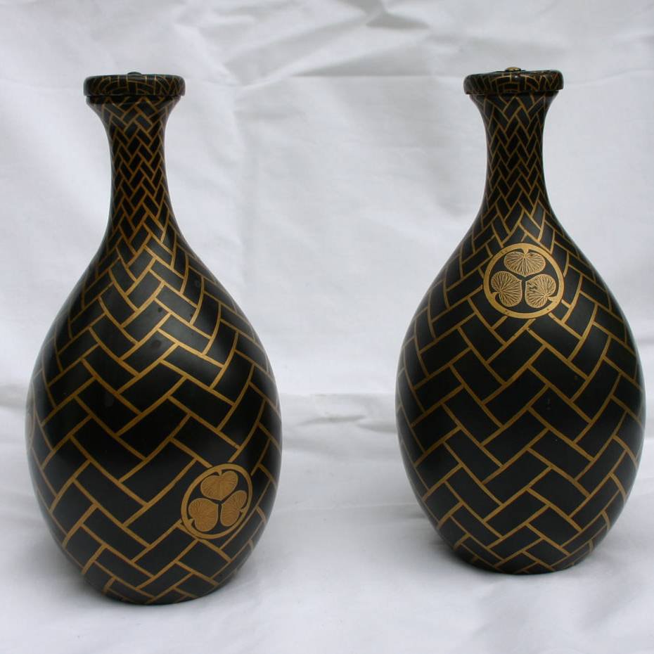 N685 Pair of Japanese lacquer sake-flasks and covers