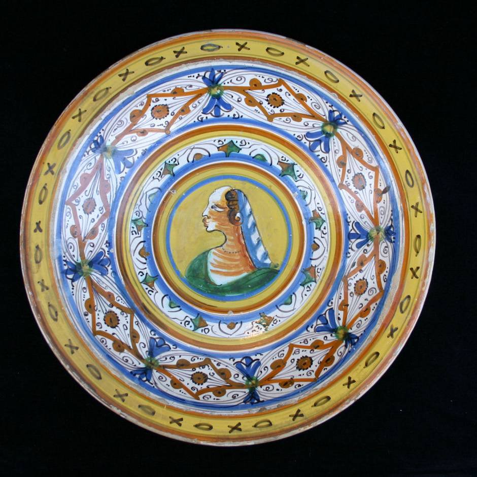 N904 Italian maiolica dish probably Montelupo 17th century