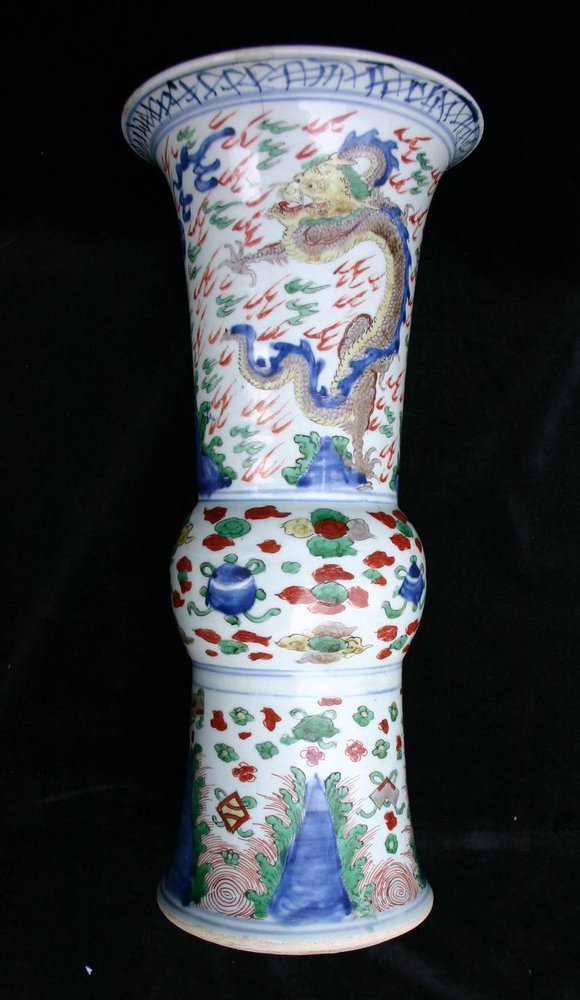P470 Wucai vase, ( ), decorated with a dragon
