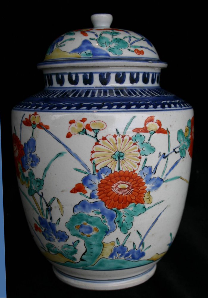 P799 Kakiemon style jar and cover, late 17th century