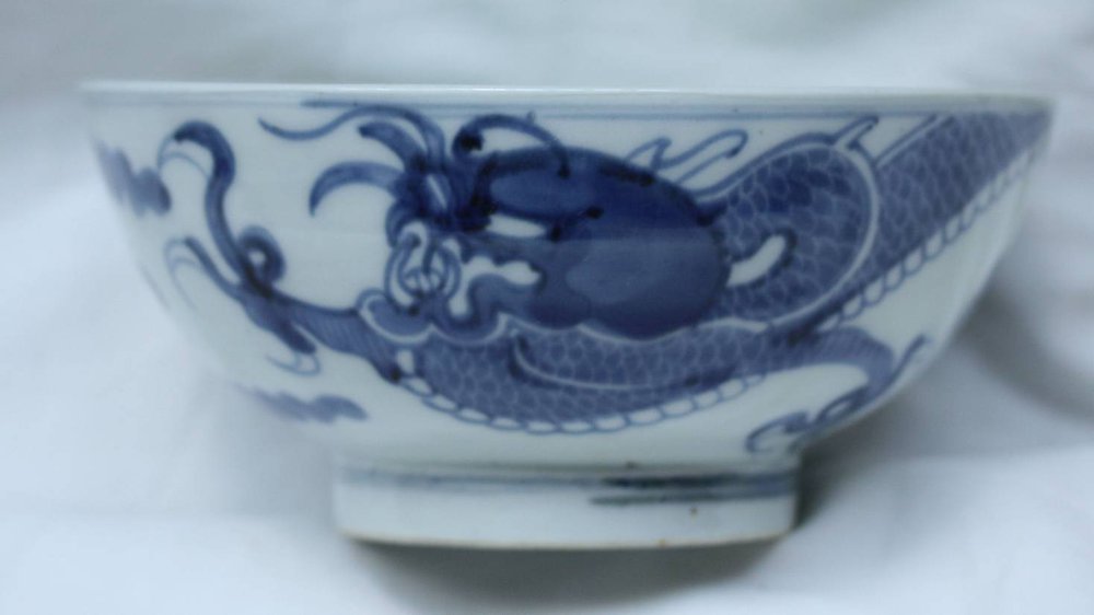 Q217 Blue and white dragon bowl, 18th century