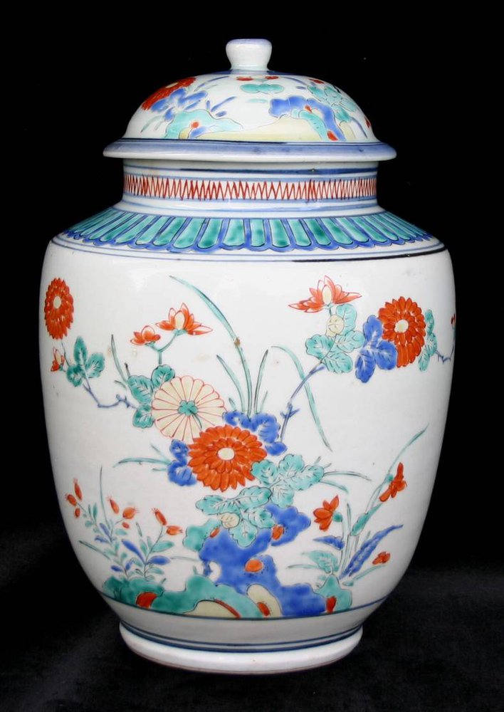 Q501 Japanese Kakiemon jar and cover late 17th century      SOLD