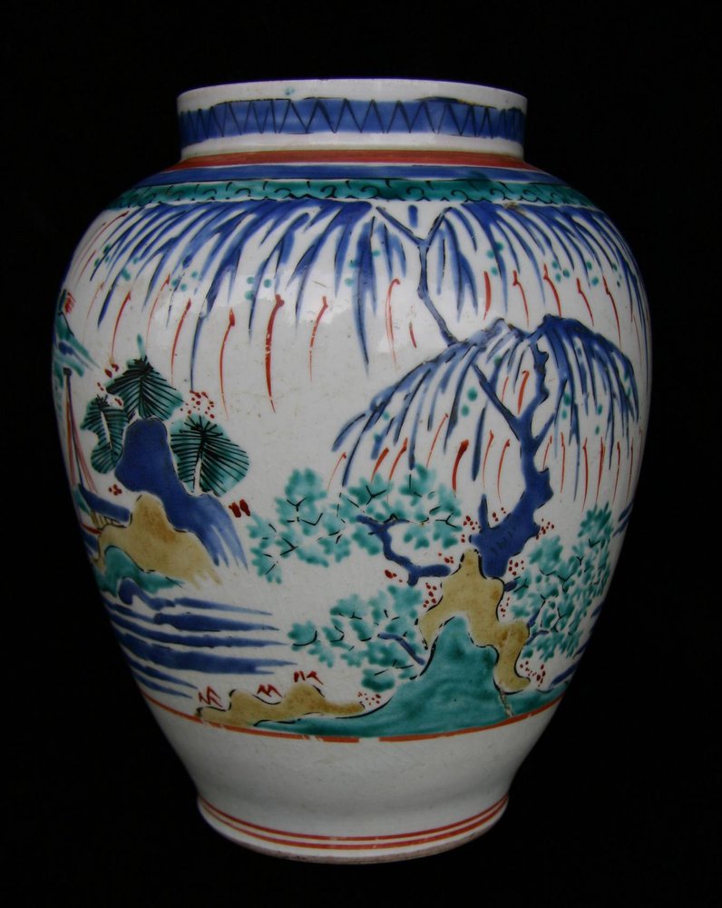 Q530 Japanese early Kakiemon style polychrome vase, circa 1680