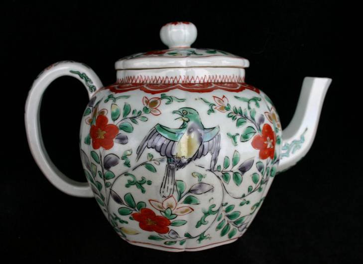 Q623 Japanese arita teapot and cover, late 17th century
