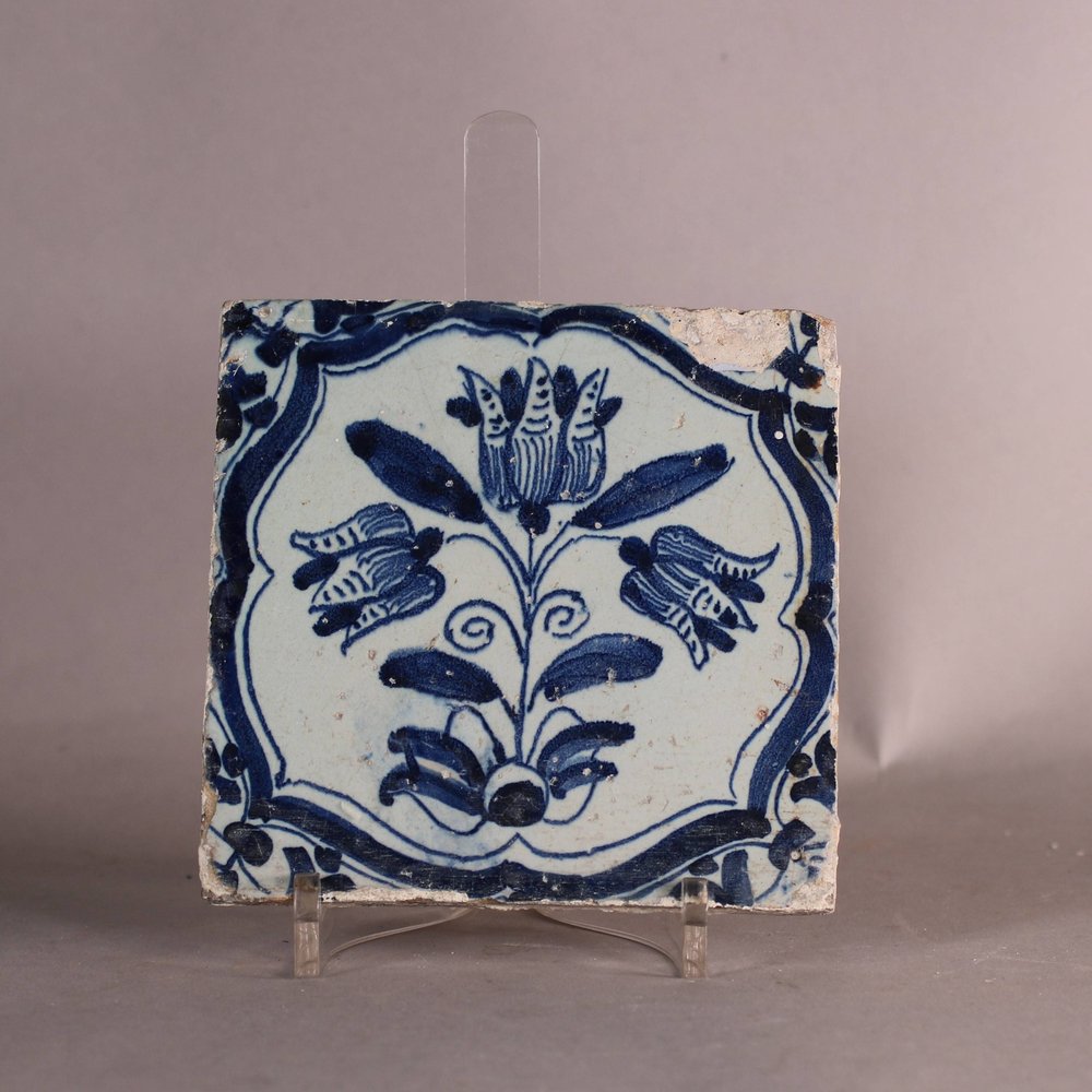 R650 Dutch Delft blue and white 'drie tulip' tile, circa 1640