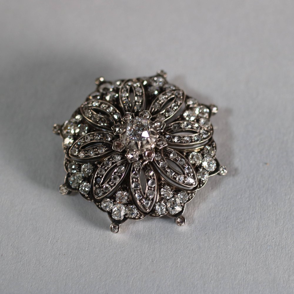 R657A Diamond brooch of flowerhead form
