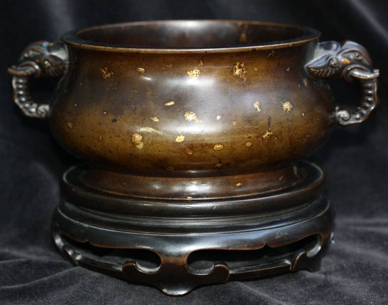 R814 Gold splashed bronze censer and stand, 17th century