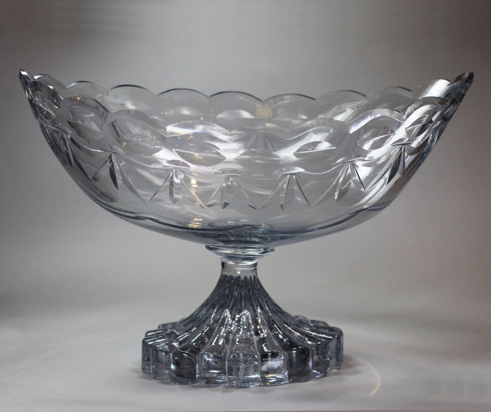 R985 An Irish glass boat-shaped pedestal large fruit bowl
