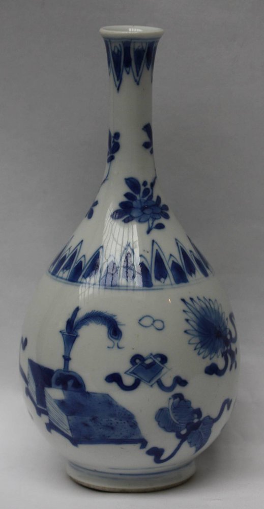 V575 Blue and white pear-shaped bottle vase, Kangxi (1662-1722)