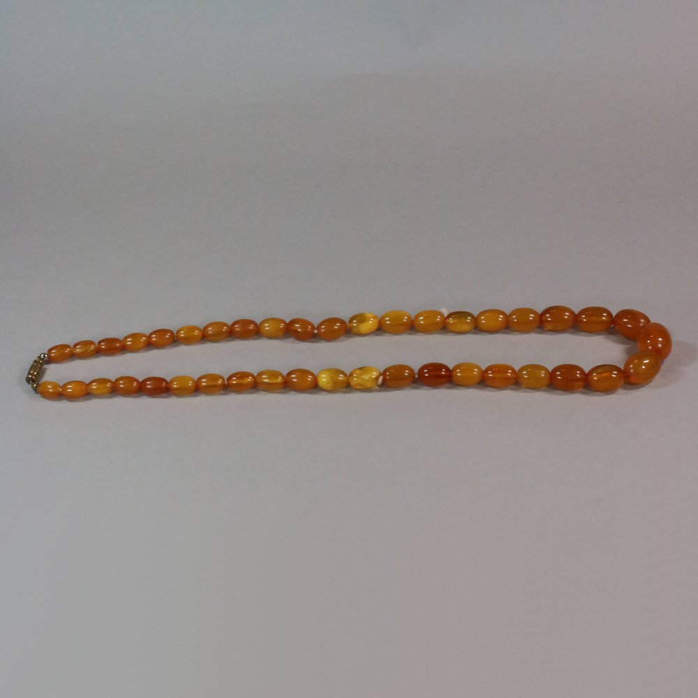 W20 Amber necklace of 41