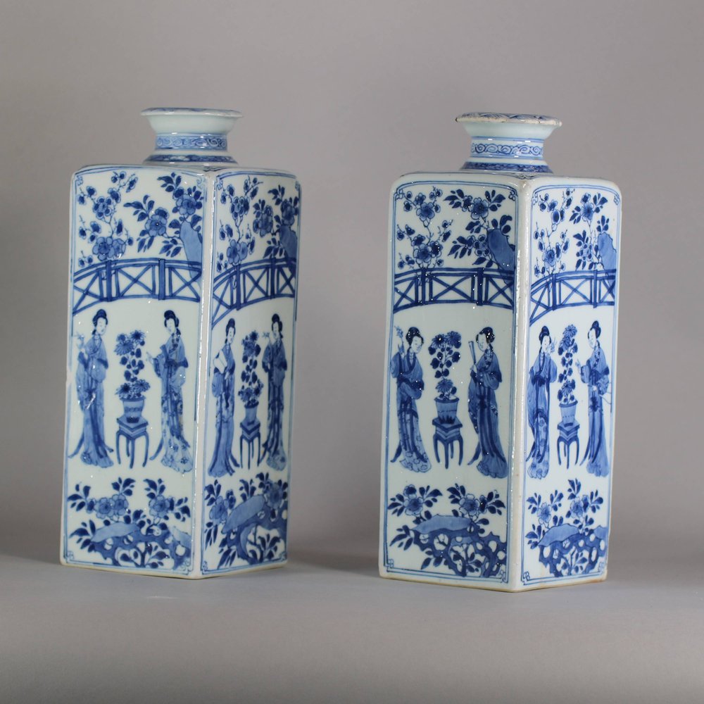 W382 Pair of Chinese blue and white canisters, Kangxi (1662-1722)