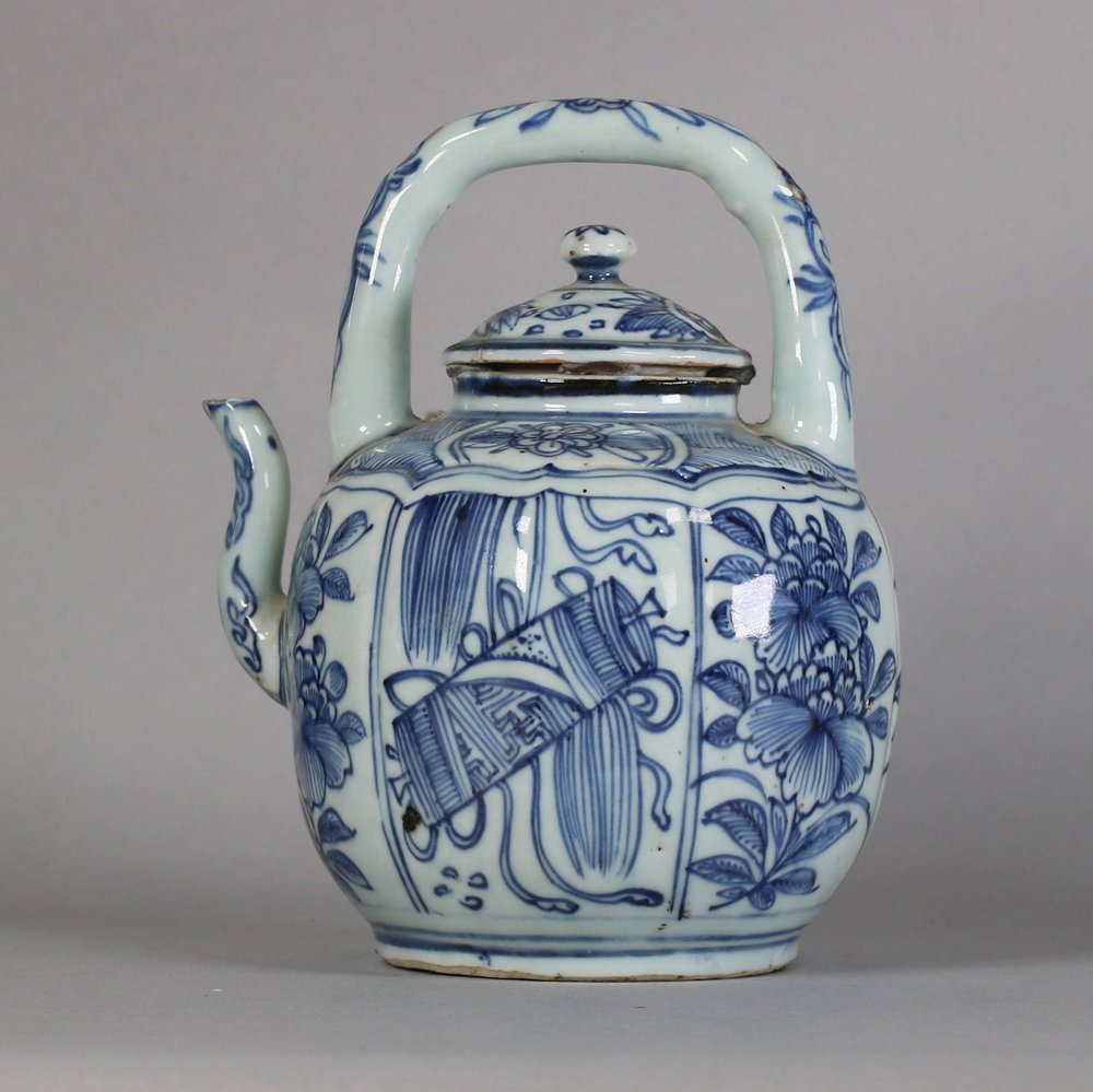 W431 Chinese blue and white kraak wine pot and cover, Wanli (1573 - 1619)
