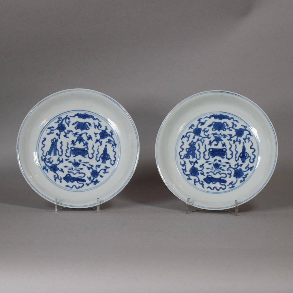 W451 Pair of Chinese blue and white plates, Kangxi (1662-1722)