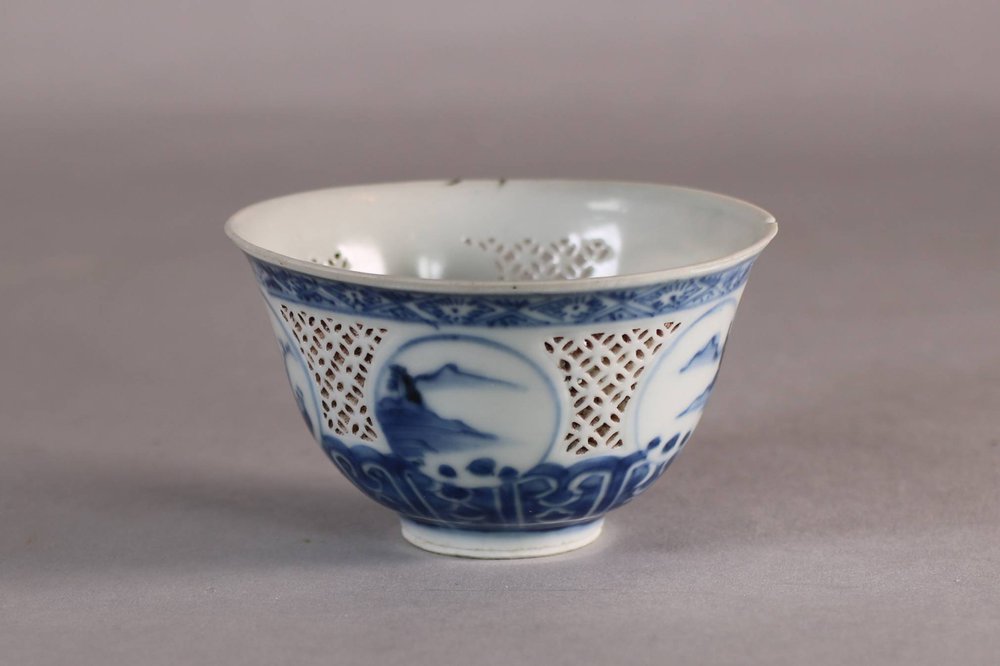 W539 Chinese recticulated blue and white bowl Chongzhen c.1643, painted in an undeglaze blue with circular panels with landscapes