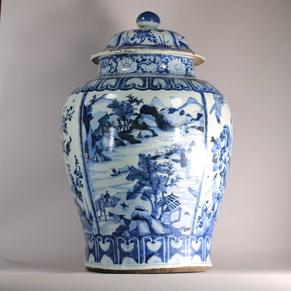 JB66 Chinese massive blue and white baluster jar with cover, Kangxi (1662-1722)