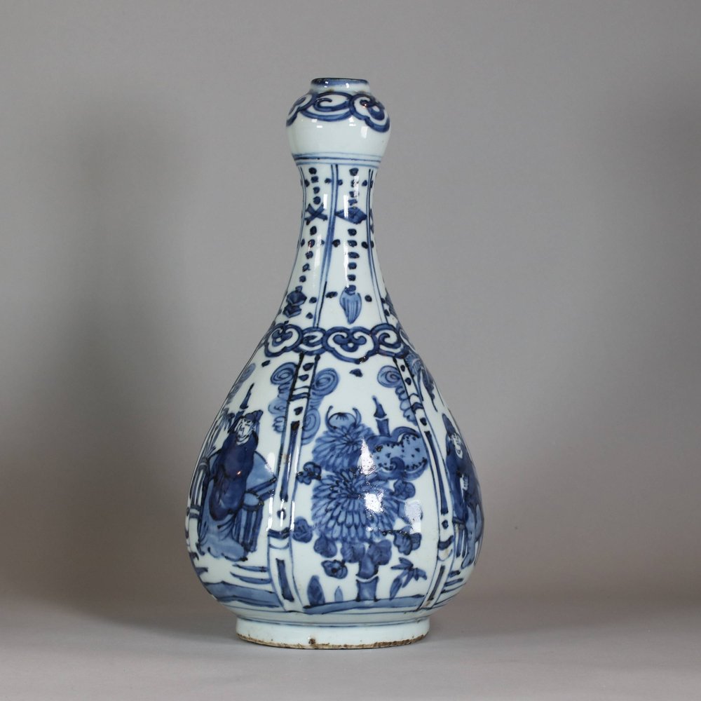 W699 Chinese bottle vase, Wanli (1573-1670)