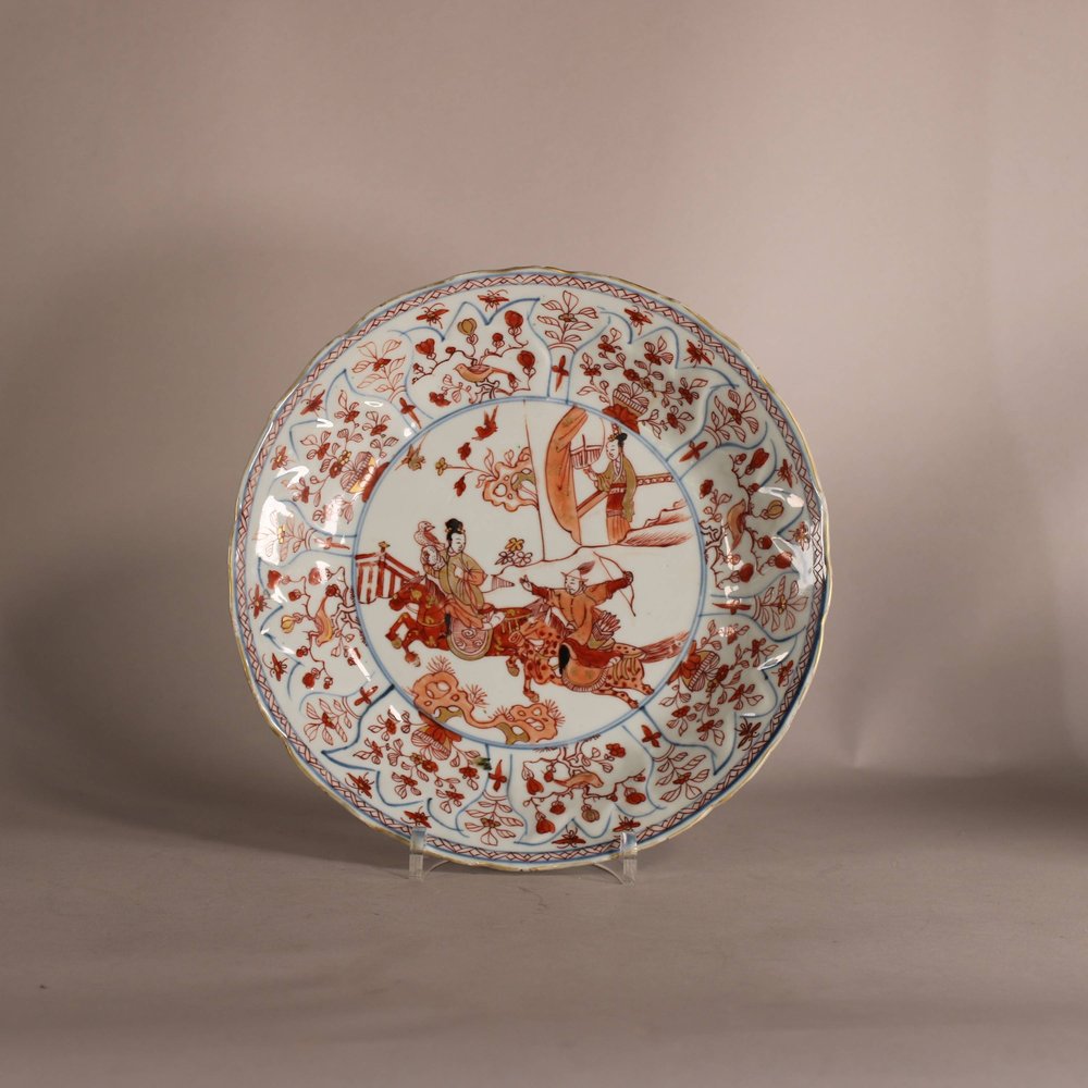 W880 A Chinese rouge-de-fer dish, Kangxi (1662-1722), decorated with a scene from 'The Romance of the Three Kingdoms', diameter: 22.5cm (8 13/16in.)