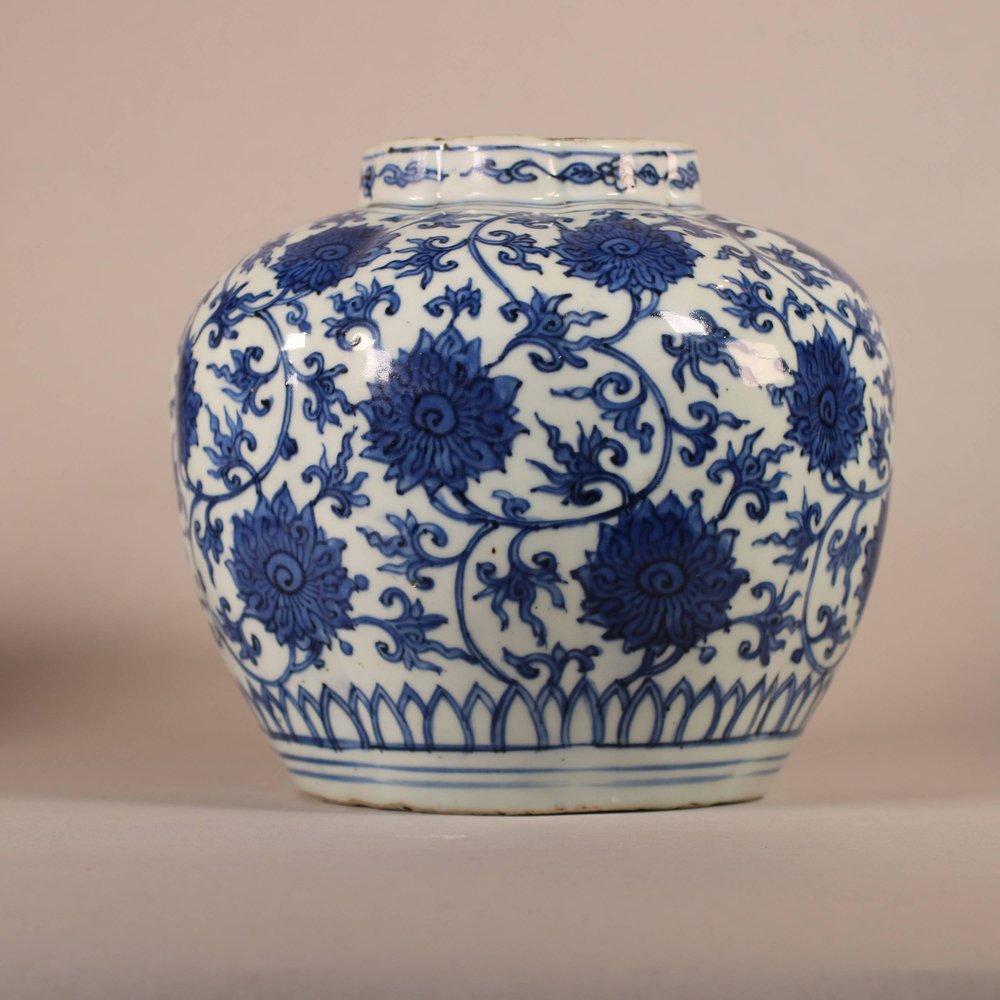 W912 A blue and white 'lotus' jar, Ming Dynasty, Wanli (1573-1620)