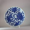 W935 A large blue and white saucer dish, Kangxi (1662-1722)