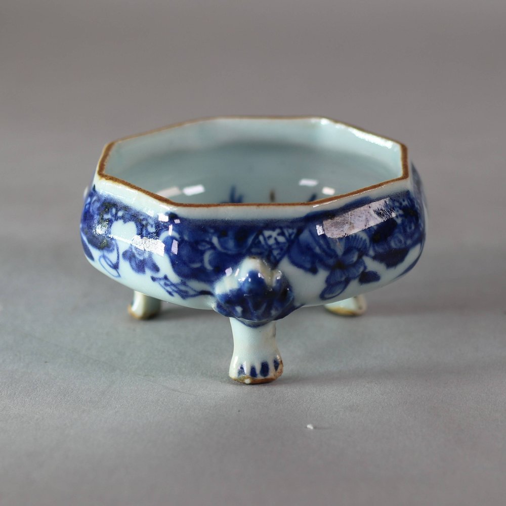 W939 Chinese blue and white octagonal salt on 3 feet, Qianlong (1736-1795)