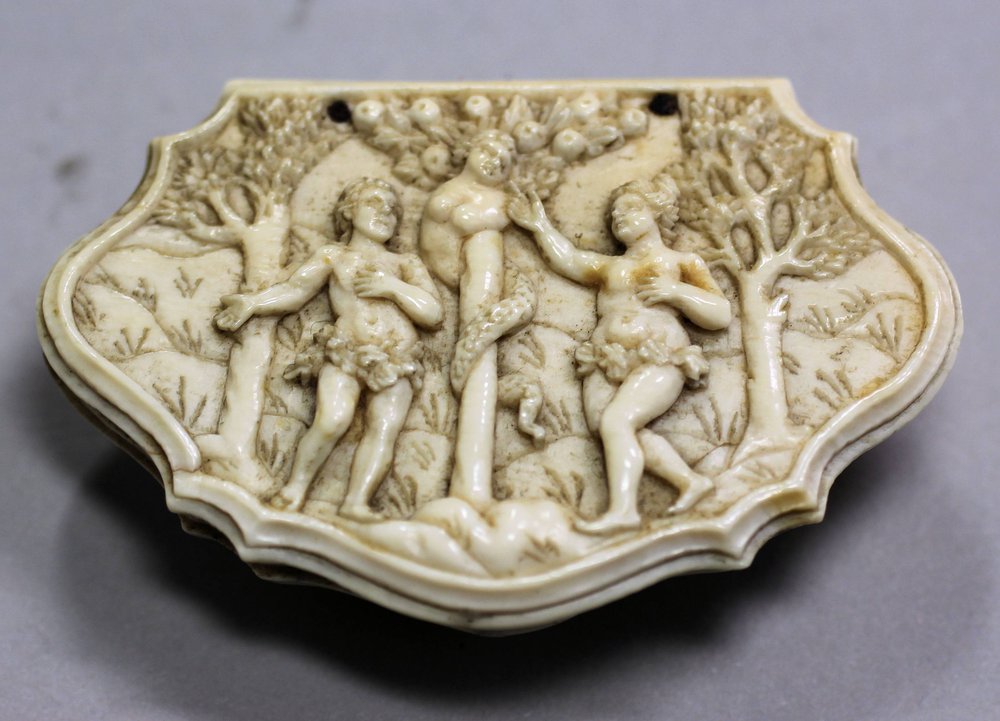 X27 German ivory shell-shaped snuff box, circa 1700
