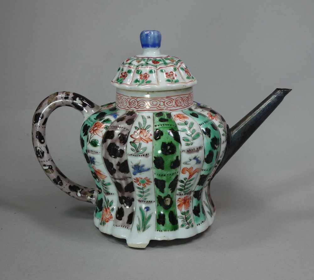 X386 Famille verte teapot and cover, Kangxi (1662-1722)
