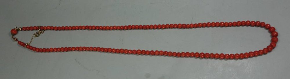 X563 Coral necklace, length: 11in., 28cm