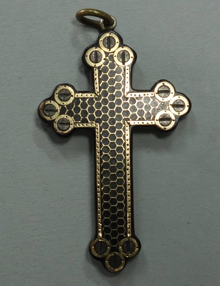 X699o Victorian gold and tortoiseshell pique budded-cross pendant