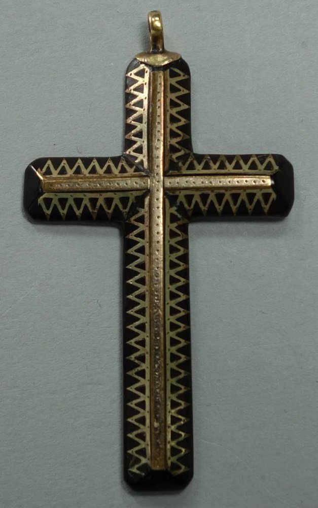 X699p Victorian gold and tortoiseshell pique cross pendant