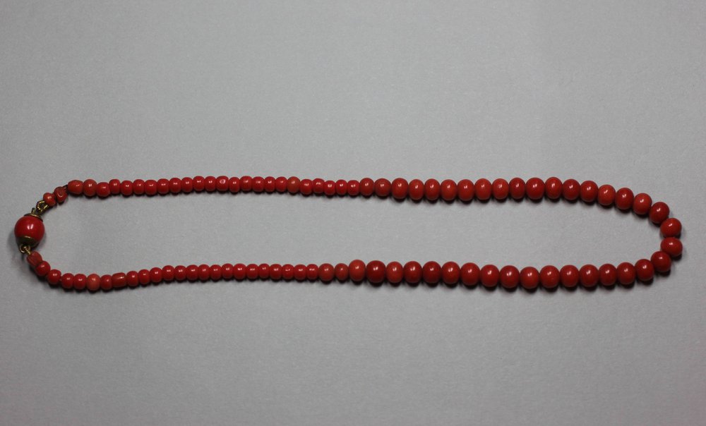 X825 Single strand coral bead necklace, length: 36cm, 14 1/8in. 