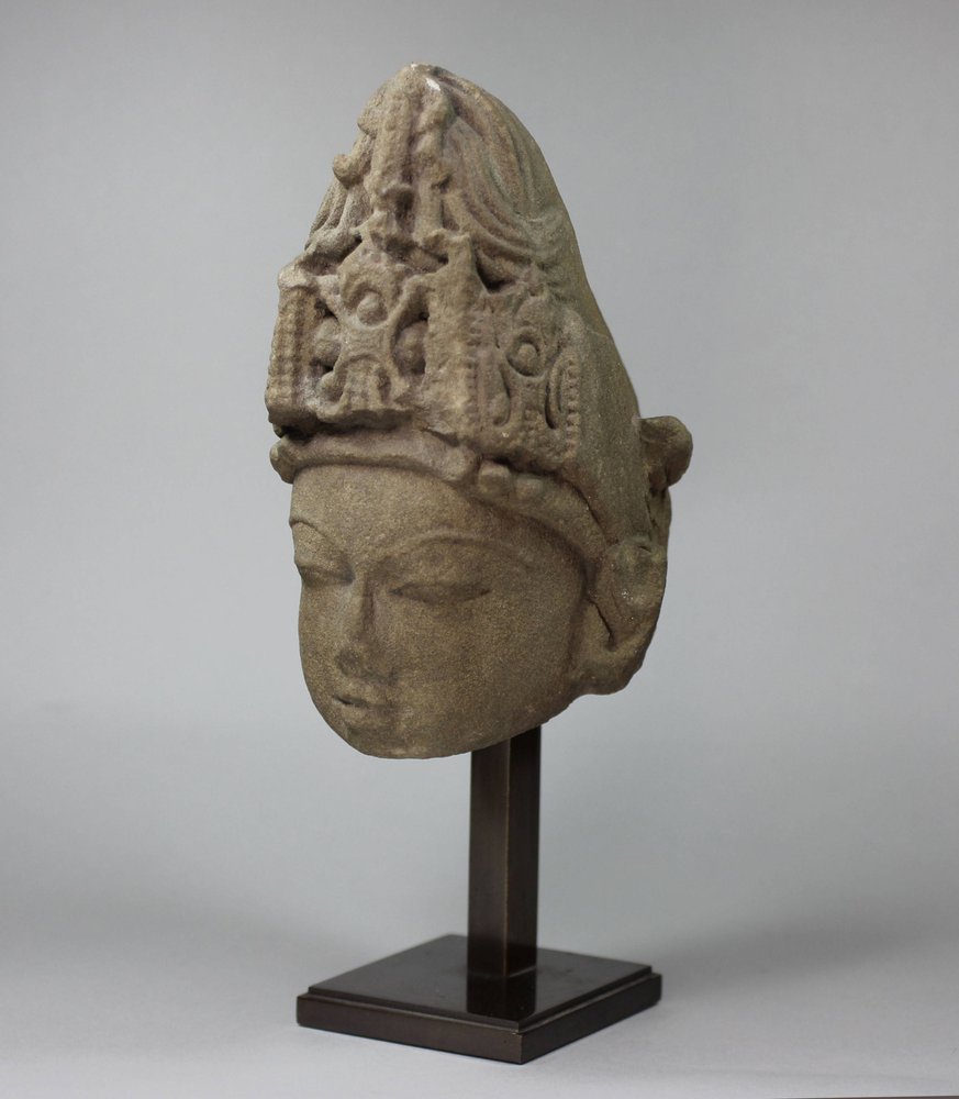Y187 Indian sandstone head of Vishnu, 13th century