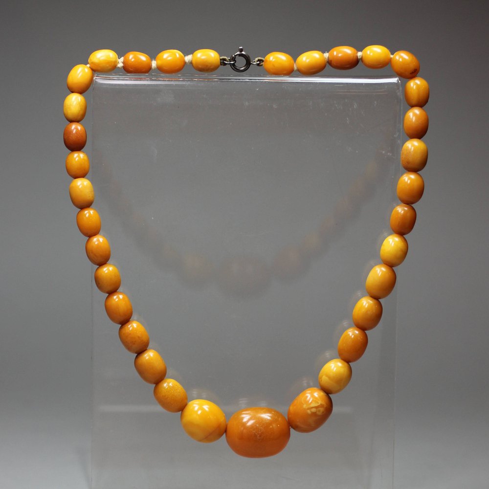 Y351 Graduated amber necklace, length: 15in.