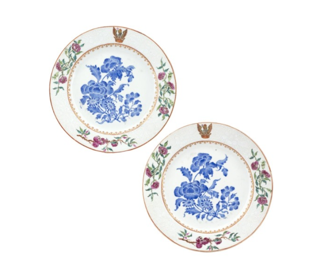 W923 Pair of crested plates