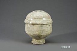 Figure 5: Punch’ǒng lidded bowl with stamped design, Chosǒn, stoneware, height 18.8cm. National Museum of Korea, Seoul [Jeung 8107]