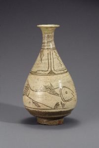 Figure 6: Punch’ǒng bottle vase with incised fish design, Chosǒn, stoneware, height: 29.3cm. National Museum of Korea, Seoul [Dongwon 266]