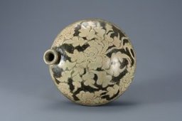 Figure 7: Punch’ǒng ‘turtle’ bottle with sgraffito peony design and underglaze iron brown, Chosǒn, early 15thc. stoneware, height: 9.4cm. National Museum of Korea, Seoul [Deoksu 6231]